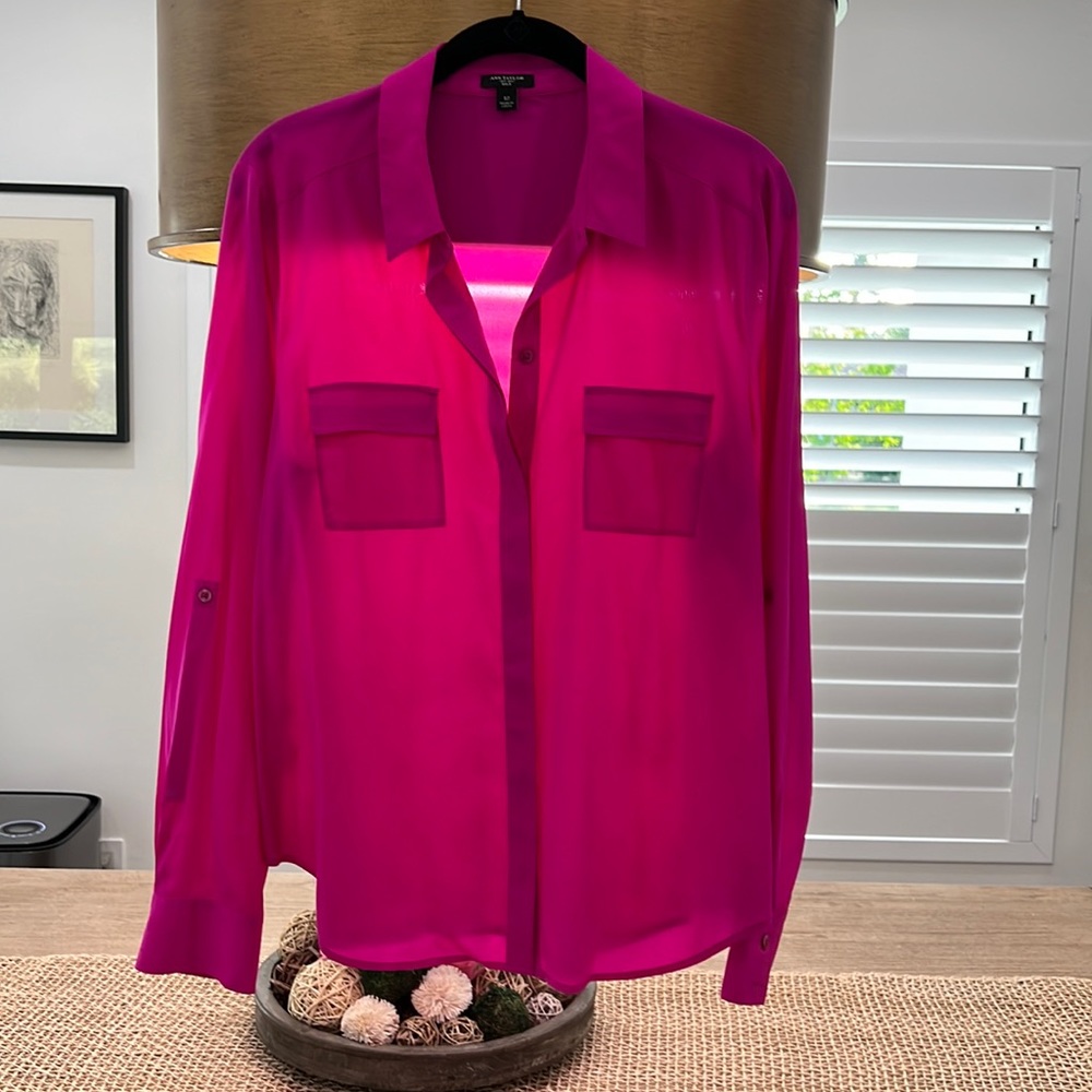 Ann Taylor 93% silk/7% spandex Camp blouse in fuchsia size 12